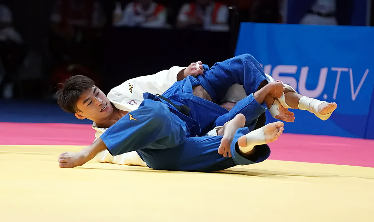 Yang Yong Wei (楊勇緯) dikalahkan oleh lawannya dengan teknik baring, menerima pingat perak dalam judo di World University Games.