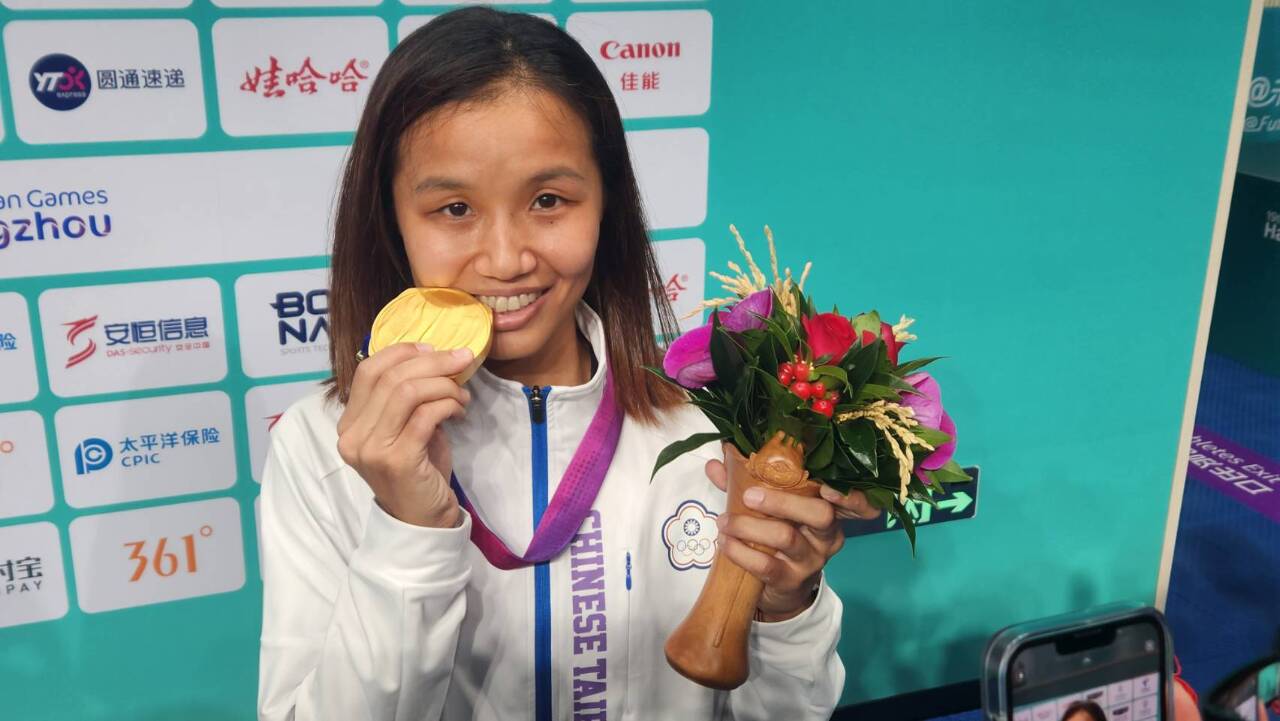 Pencapain Lee Meng Chu (李孟竹) di Sukan Asia Hangzhou, dua kali berturut-turut memenangi emas.