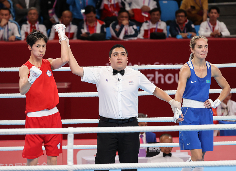 Sukan Asia Hangzhou / Emas ke-15! Petinju Lin Yu-Ting (林郁婷)  berdiri di tempat tertinggi podium, memecahkan kutukan 65 tahun.