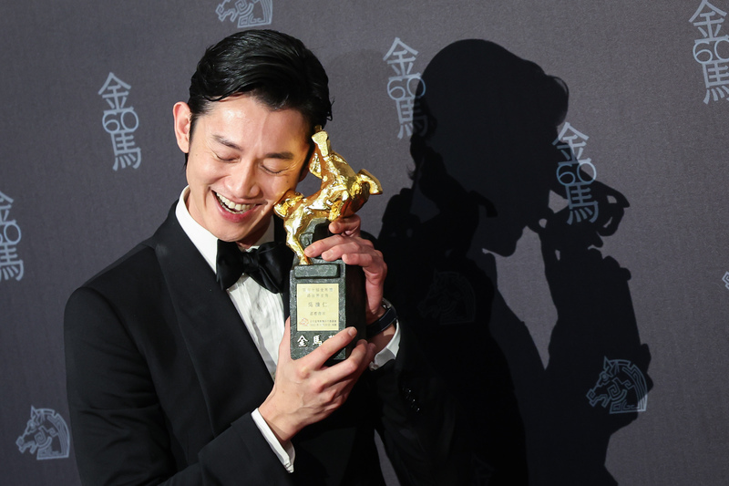 Golden Horse ke- 60 ,Wu Kangren memenangi pelakon lelaki terbaik dalam filem Malaysia ’Abang Adik’ .