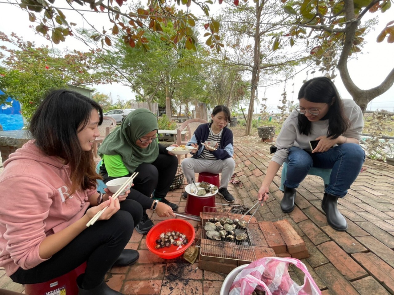 Penyewaan rumah dan pilihan makanan halal adalah antara hal-hal yang perlu diputuskan oleh seorang pelajar asing yang belajar di luar negara. Penyewaan rumah dan pilihan makanan halal adalah antara hal-hal yang perlu diputuskan oleh seorang pelajar asing yang belajar di luar negara.