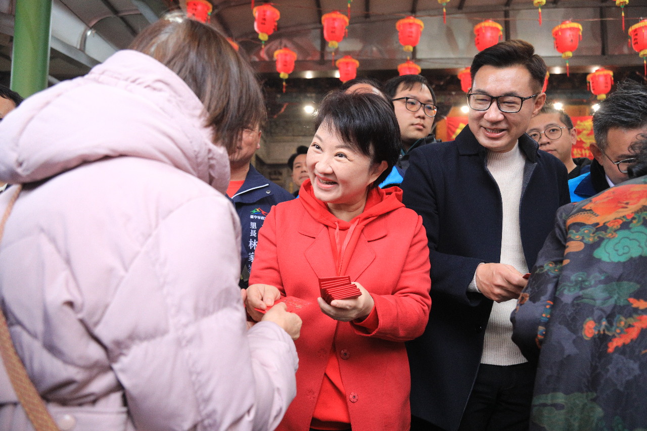 Lu Xiuyan (盧秀燕) Datuk Bandar memberikan sampul merah kepada rakyat, menekankan bahawa dia menghargai bakatnya dan melantik Tsai Piruh  (蔡壁如)