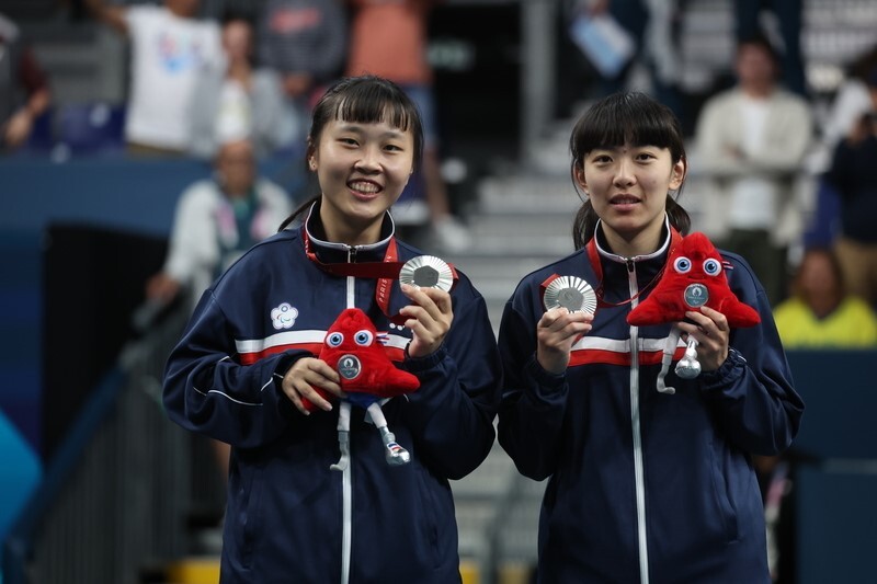 Tian Xiao Wen (田曉雯) dan Lin Zi Yu (林姿妤) meraih pingat perak dalam acara beregu wanita pingpong di Paralimpik, menyamai rekod terbaik pasukan dalam sejarah Paralimpik.