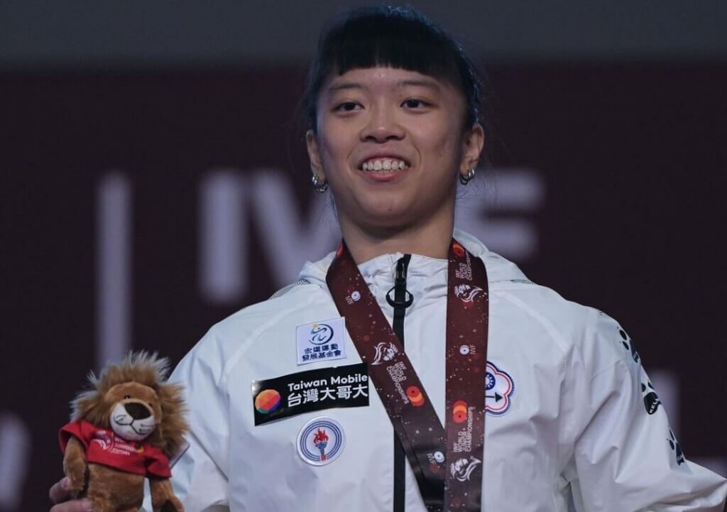 Chen Guanling memenangi tiga pingat emas dalam Kejohanan Angkat Berat Belia Dunia, memecahkan rekod dunia belia