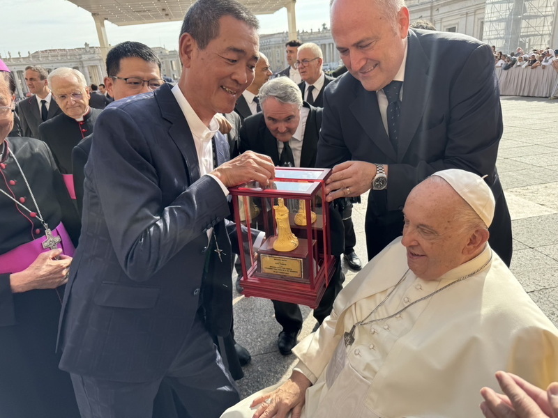 Tokong Beigang Chaotian melawat Pope Francis dan menghadiahkannya patung emas Mazu