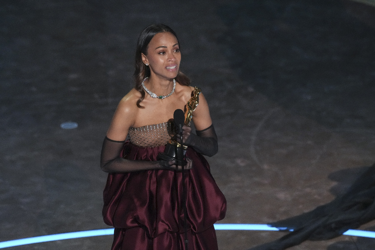 Zoe Saldana telah meraih Anugerah Pelakon Pembantu Wanita Terbaik di Anugerah Academy ke-97